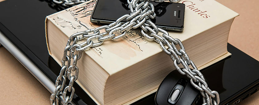 Ein Buch, das mit einer Kette gesichert ist